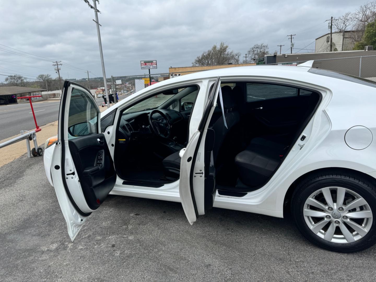 2014 WHITE Kia Forte EX (KNAFX4A83E5) with an 2.0L L4 DOHC 16V engine, 6-Speed Automatic transmission, located at 307 West Marshall Avenue, Longview, TX, 75601, (903) 753-3091, 32.500828, -94.742577 - Photo#3